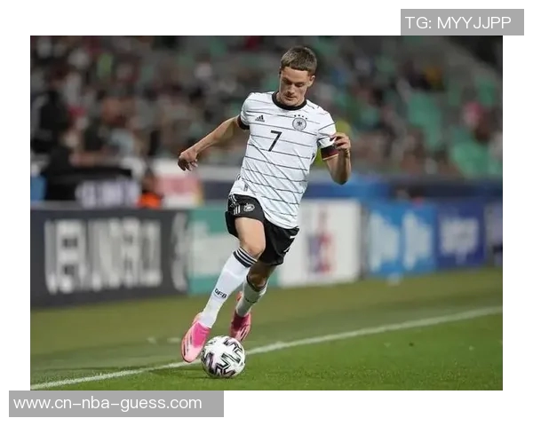 全球足球盛事汇聚精彩瞬间展现无尽激情与荣耀