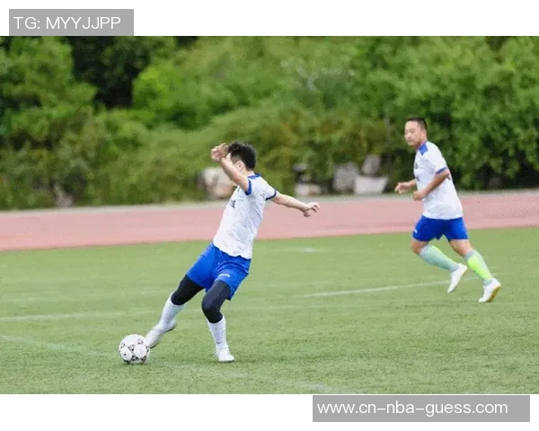 最近足球动态解析:各大联赛精彩赛事回顾与未来展望 最近足球动态解析:各大联赛精彩赛事回顾与未来展望